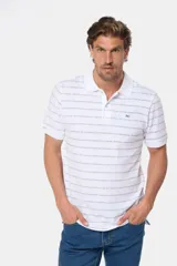 Remera polo celeste con rayado multicolor y logo bordado en el pecho.