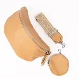 Bandolera color camel con correa ancha de tela estampada y monedero redondo extraíble.