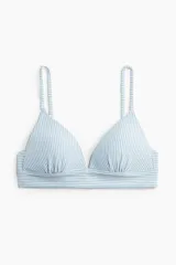 Top de bikini con estampado a rayas azules y blancas, breteles ajustables y copas con relleno push-up. Cierre de gancho en la espalda.