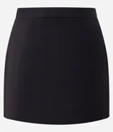 Short pollera negro ajustado, confeccionado en tejido plano de estructura sastre, con pences, cierre lateral por cremallera invisible y mini bolsillos delanteros.