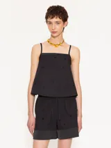 Top negro de poplin con breteles finitos, piedras al tono en delantero y espalda, terminaciones en satén y cierre invisible lateral.