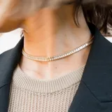 Collar de acero inoxidable con zirconias, diseño ajustado, de 35 cm de largo.