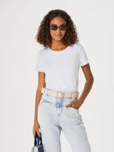 Camiseta de manga corta color terracota, con cuello redondo y corte ajustado.