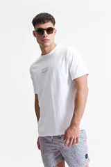 Remera blanca de manga corta con estampado gráfico en la espalda.