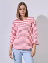 Remera de algodón con estampado a rayas en tonos rojos y blancos, de manga tres cuartos.