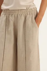 Pantalón palazzo de lino color azul con cintura elastizada y detalle de vainillas verticales en el frente.
