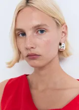 Top sin mangas color rojo, con cuello barco asimétrico y tirante fruncido.