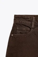 Shorts de jean blancos, tiro medio, corte mom fit, con cinco bolsillos y cierre frontal con cremallera y botón.