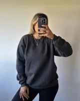 Buzo gris oscuro de corte clásico, confeccionado en 50% algodón y 50% poliéster con felpa en el interior.