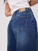 Pantalón de jean azul de pierna ancha.