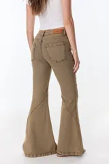 Pantalón de jean acampanado azul con diseño de paneles y costuras a la vista.