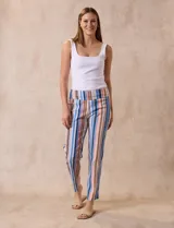 Pantalón de gabardina elastizada con estampado a rayas verticales en tonos azul, marrón, rosa y blanco. Marca Zac & Rachel, pretina ancha elastizada.