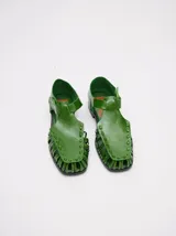 Sandalias de cuero azul con diseño semi-abierto y tiras tipo gladiador. Cierre con velcro y forro interior de cuero de chancho. Calzan chico.