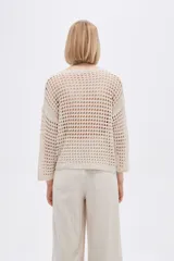 Sweater calado color beige, de algodón, con escote en V y mangas 3/4.