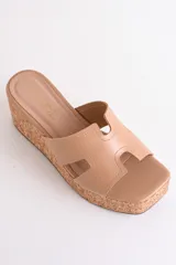 Sandalia dorada con plataforma de corcho y tiras cruzadas.