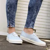 Championes Vans UA Authentic celestes con suela blanca.