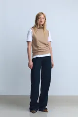 Top gris de cuello alto y sin mangas.