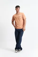 Remera de manga corta con escote redondo, corte regular y lettering estampado.