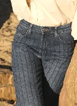 Jean straight tiro medio con detalles de brillos.