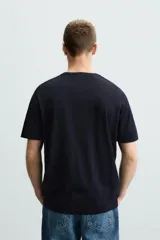 Camiseta verde oliva de punto, corte recto, con cuello redondo y mangas cortas.