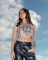 Top corto sin mangas, confeccionado artesanalmente con múltiples cuadrados de cuero plateado engarzados.