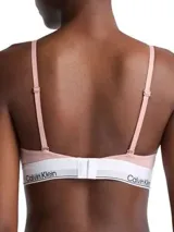 Brasier Calvin Klein color rosa pálido, estilo triángulo, con copas sin relleno y banda inferior elástica blanca con logo de la marca.