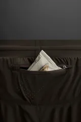 Shorts de running negros con malla interior, cintura elástica ajustable con cordón, bolsillo trasero con cierre, bolsillo multifunción en la malla interior, perneras perforadas, bajo termofijado, aberturas laterales y logo estampado.