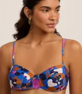 Top de bikini con estampado floral, corte media taza, con aro y breteles ajustables.