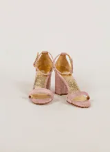 Sandalias de fiesta color rosa viejo, con taco bloque de 8 cm y pulsera al tobillo con hebilla dorada. Fabricadas en tela tipo terciopelo, con forro y plantilla de cuero.