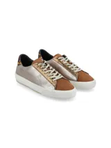 Sneaker negro con textura símil cuero de cocodrilo, cordones con detalles en lúrex, puntera de gamuza gris y detalle plateado en el talón.