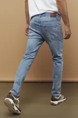 Pantalón de jean celeste de corte recto.