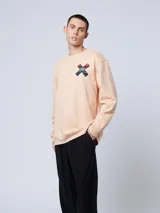 Sudadera azul con estampado en forma de X en la espalda, corte regular fit y cuello redondo.