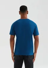 Remera de manga corta color verde militar, de corte clásico y cuello redondo.