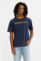 Remera azul marino de corte relajado con cuello redondo amarillo y estampado frontal con la frase "Schools Out" en tipografía gótica color ocre.
