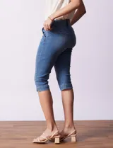 Pantalón capri blanco de algodón elastizado. Pretina con pasadores, botón y cierre. Delantera con bolsillos. Trasera con bolsillos simulados.