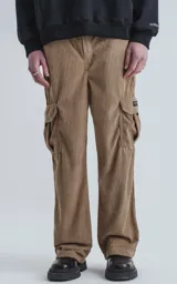 Pantalón cargo de pana color marrón claro, de corte recto y calce regular, con seis bolsillos.