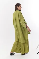 Camisa color beige de lino, de corte amplio, con cuello clásico y mangas 3/4.