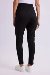 Calza negra de gamuza con cintura alta y corte ajustado.