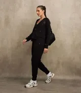 Pantalón deportivo tipo jogger confeccionado en microfibra pesada compuesta por viscosa certificada. Cuenta con cintura elástica y bolsillos laterales.