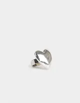 Anillo dorado de metal con forma de corazón.