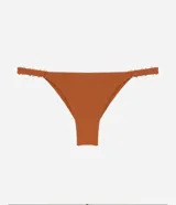 Bikini color ladrillo, confeccionada en microfibra texturizada, sin estampa. La bombacha es modelo colaless con laterales adornados con pequeñas cuentas doradas.