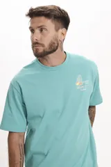 Remera color celeste con cuello redondo y estampado pequeño en el frente.