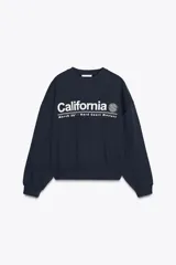 Sudadera azul marino de cuello redondo y manga larga, con texto "California" y diseño gráfico en blanco en el frente.