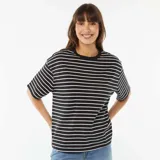 Camiseta oversize de algodón color negro con rayas horizontales blancas, cuello redondo y mangas cortas.