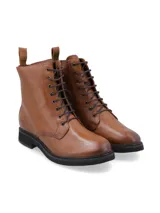 Botín acordonado color marrón con cierre lateral, fabricado en cuero vacuno con detalles metálicos y cordones de algodón al tono.