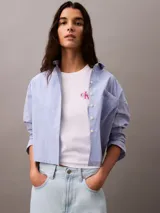 Remera blanca de algodón con cuello redondo y logo de Calvin Klein en el pecho.