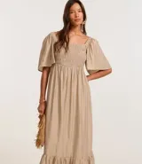 Vestido long midi con escote cuadrado, manga corta, detalle de elástico en el busto y bajo con recorte.