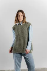 Chaleco de punto color verde oliva con tejido texturizado y corte relajado.