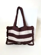 Bolso tipo tote tejido a crochet con hilo de algodón color marrón y crudo, con diseño a rayas horizontales y volados en los bordes.