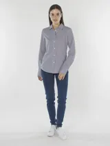 Camisa de manga larga con cuello inglés y corte regular, confeccionada en algodón orgánico con estampado de rayas verticales azules y blancas.